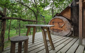 منزل على الأشجار بطابع رومانسي | شرفة/رواق