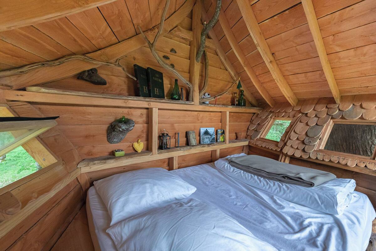 Romantic Tree House, Park View | Bed sheets