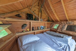 Romantic Tree House, Park View | Bed sheets - Vit Tel Ta Nature (Vittel)