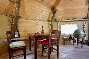 Romantic Cabin, Park View | Bed sheets