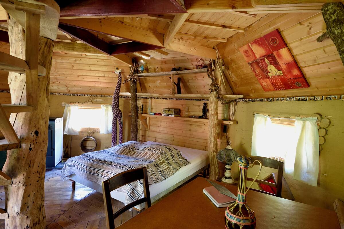 Romantic Cabin, Park View | Bed sheets
