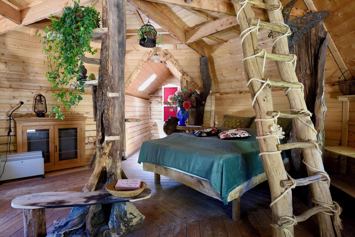 Romantic Cabin, Park View | Bed sheets