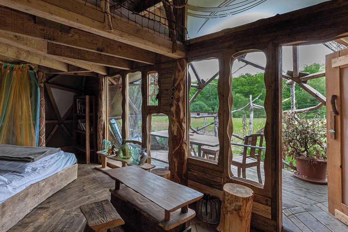 Romantic Cabin, Park View | Bed sheets