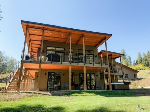 Secluded, gated luxury home along the White Salmon River