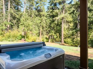 Outdoor spa tub - Secluded, gated luxury home along the White Salmon River (White Salmon)