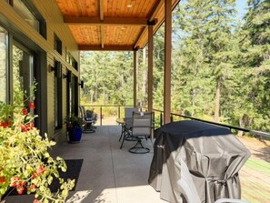 Outdoor dining - Secluded, gated luxury home along the White Salmon River (White Salmon)