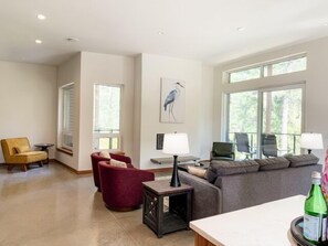 智能电视、壁炉、电子游戏