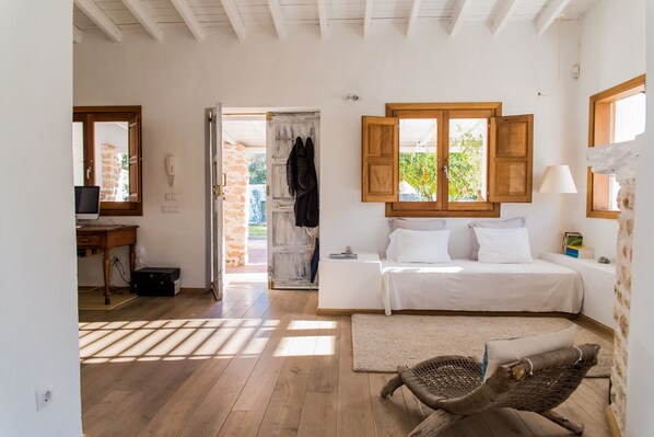 2 bedrooms, iron/ironing board, internet, bed sheets