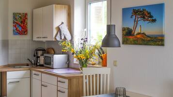 KĂŒhlschrank, Mikrowelle, GeschirrspĂŒler