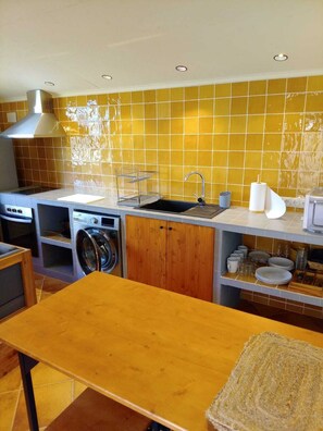 Microondas, horno y placa de cocina