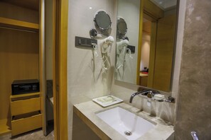 Luxe tweepersoonskamer, uitzicht op stad | Badkamer | Een douche, een haardroger, handdoeken, zeep