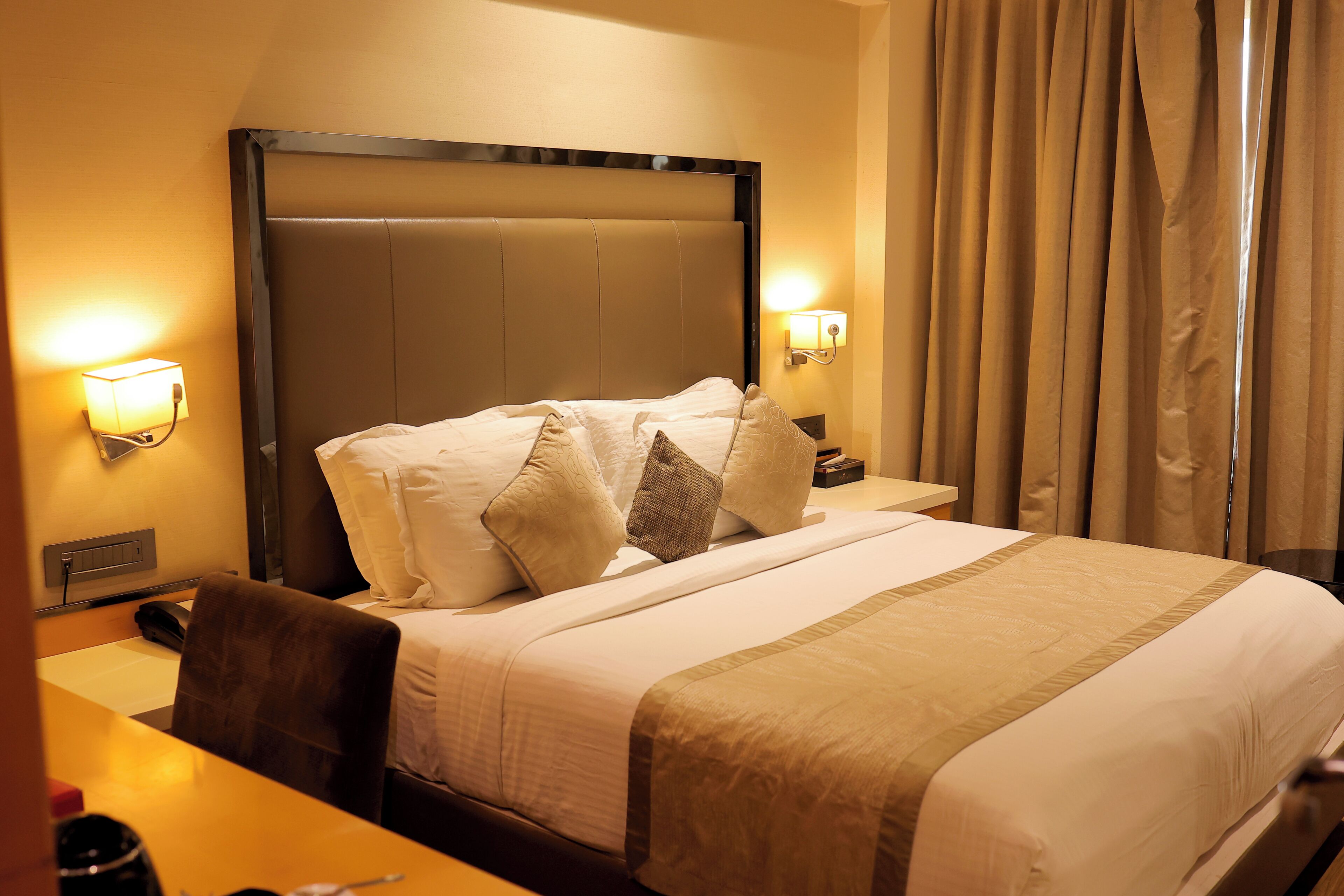 Quarto casal luxo, vista para a cidade | Frigobar (abastecido com alguns itens grátis), escrivaninha