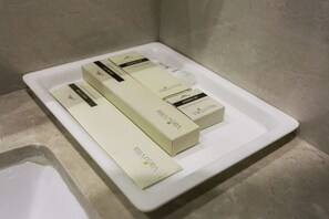 Luxury Double Room, City View | Bathroom | Shower, hair dryer, towels, soap