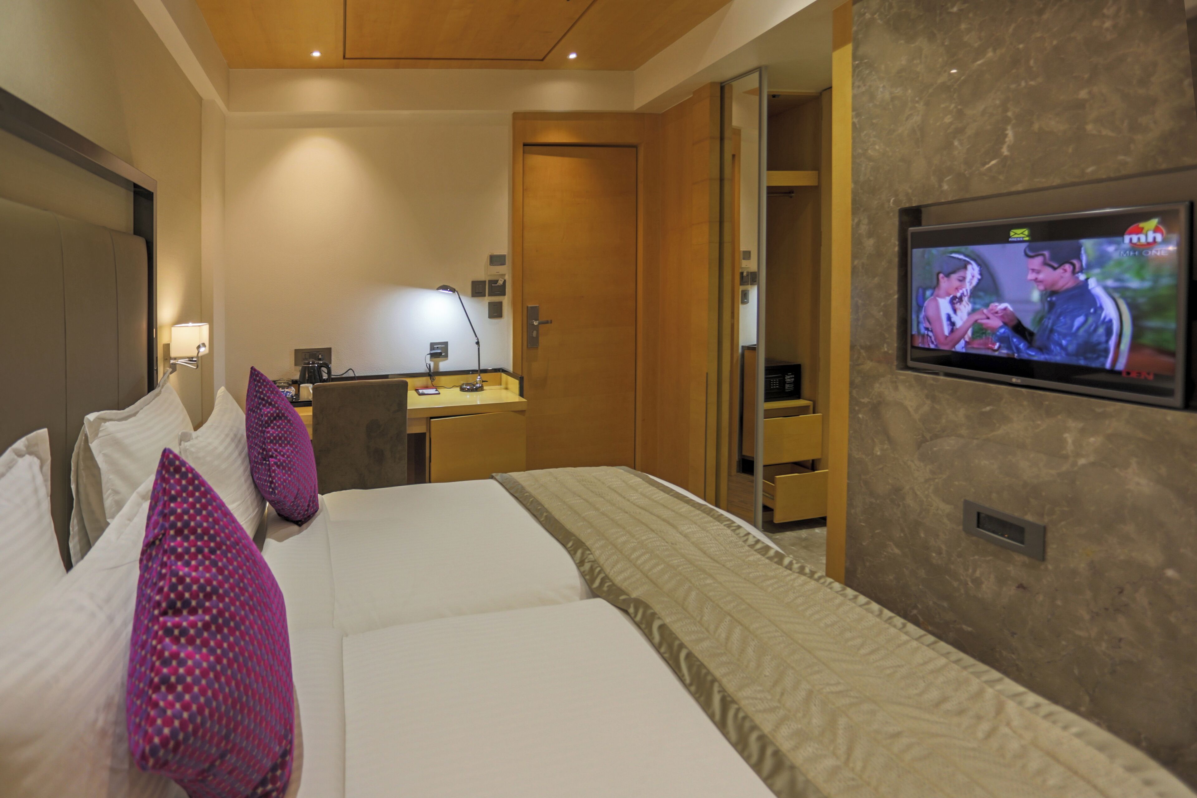 Minibar (mit einigen kostenlosen Artikeln), Schreibtisch