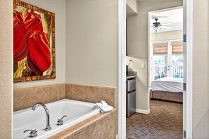 3 habitaciones, escritorio y tabla de planchar con plancha 