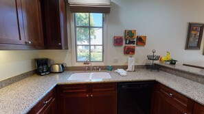 Fridge, microwave, oven, stovetop - LV352 Downstairs 3BD-3BA LV Lock-Off Steps to Pool (La Quinta)