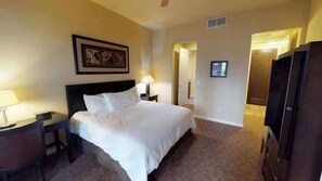 Desk, iron/ironing board, travel cot, free WiFi - LV352 Downstairs 3BD-3BA LV Lock-Off Steps to Pool (La Quinta)