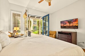 2 soverom, skrivebord, strykejern/-brett og reiseseng for barn