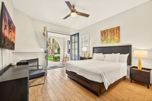 2 soverom, skrivebord, strykejern/-brett og reiseseng for barn