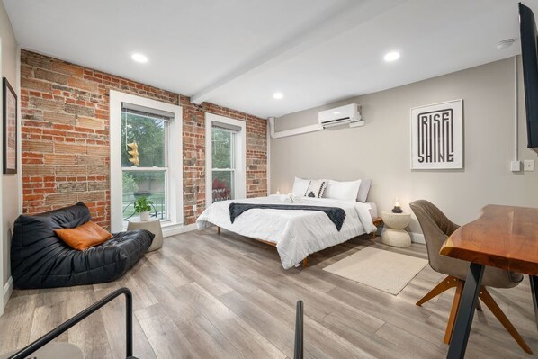 1 bedroom, desk, WiFi