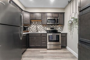 冷蔵庫、コンロ、食器洗い機