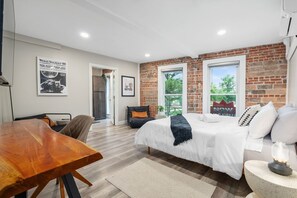 1 bedroom, desk, WiFi