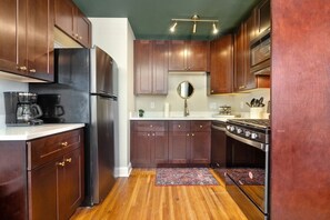 Fridge, microwave, stovetop, dishwasher