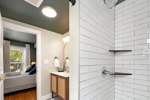 Shower, towels - Modern Loft in the heart of OSU campus (Columbus)