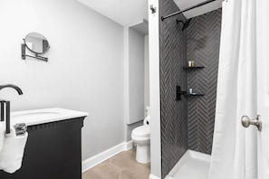 Shower - Lavish Studio in the heart of OSU campus (Columbus)