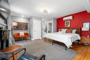 1 bedroom, desk, WiFi, bed sheets - Lavish Studio in the heart of OSU campus (Columbus)