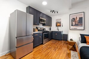 Fridge, microwave, stovetop, dishwasher - Studio apartment in the heart of OSU campus (Columbus)