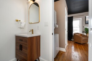 Shower - Campus Studio in the Heart of OSU Campus (Columbus)