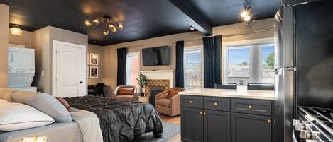 1 slaapkamer, een bureau, een strijkplank/strijkijzer, wifi