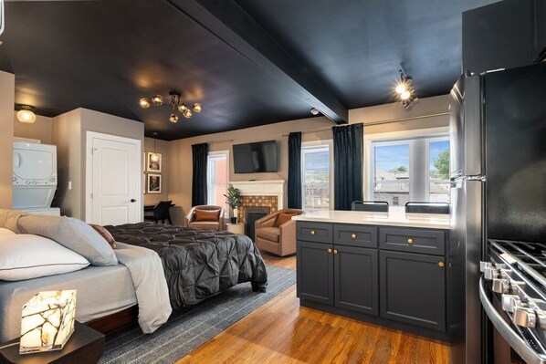 1 bedroom, desk, iron/ironing board, WiFi - Campus Studio in the Heart of OSU Campus (Columbus)