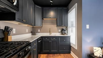 Fridge, microwave, stovetop, dishwasher