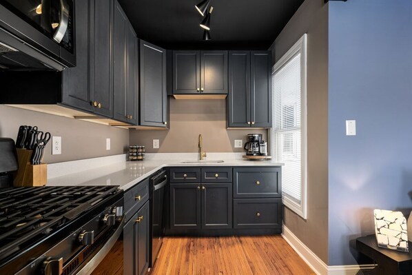 Fridge, microwave, stovetop, dishwasher