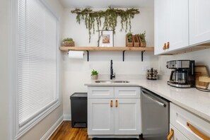 Fridge, microwave, stovetop, dishwasher - Modern Loft In the Heart of OSU Campus (Columbus)