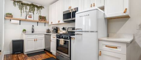 Fridge, microwave, stovetop, dishwasher