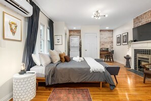 مكتب وواي فاي وملاءات أسرّة