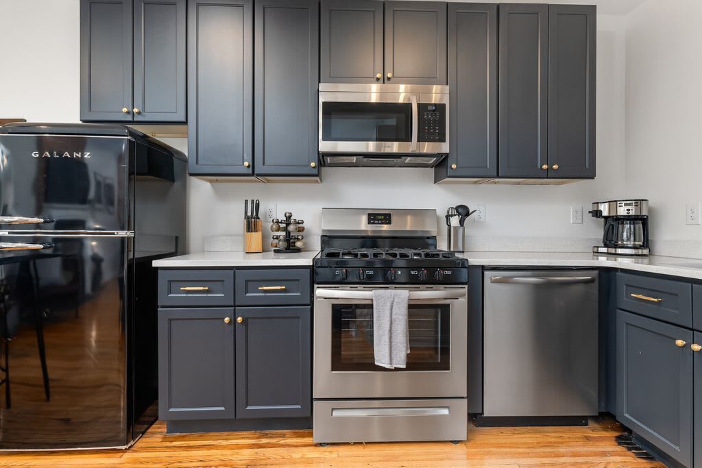 Kühlschrank, Herdplatte, Geschirrspüler, Kochgeschirr/Geschirr/Besteck