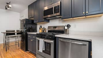 Fridge, stovetop, dishwasher, cookware/dishes/utensils