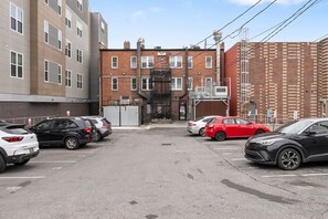 المنطقة المحيطة بالمنشأة