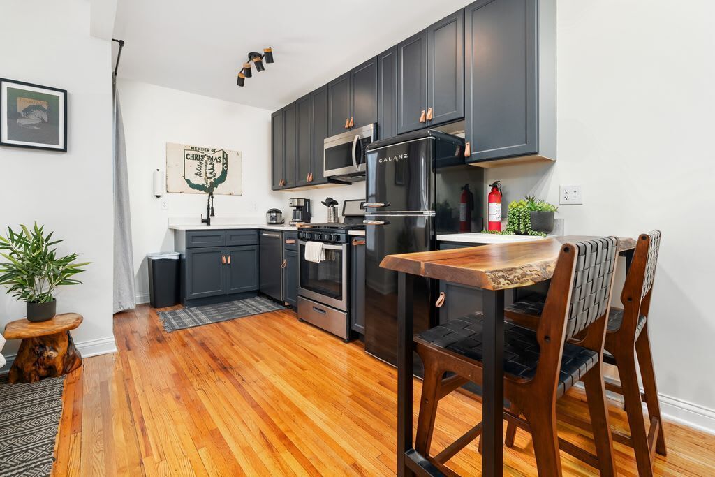 Fridge, stovetop, dishwasher