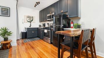 Fridge, stovetop, dishwasher