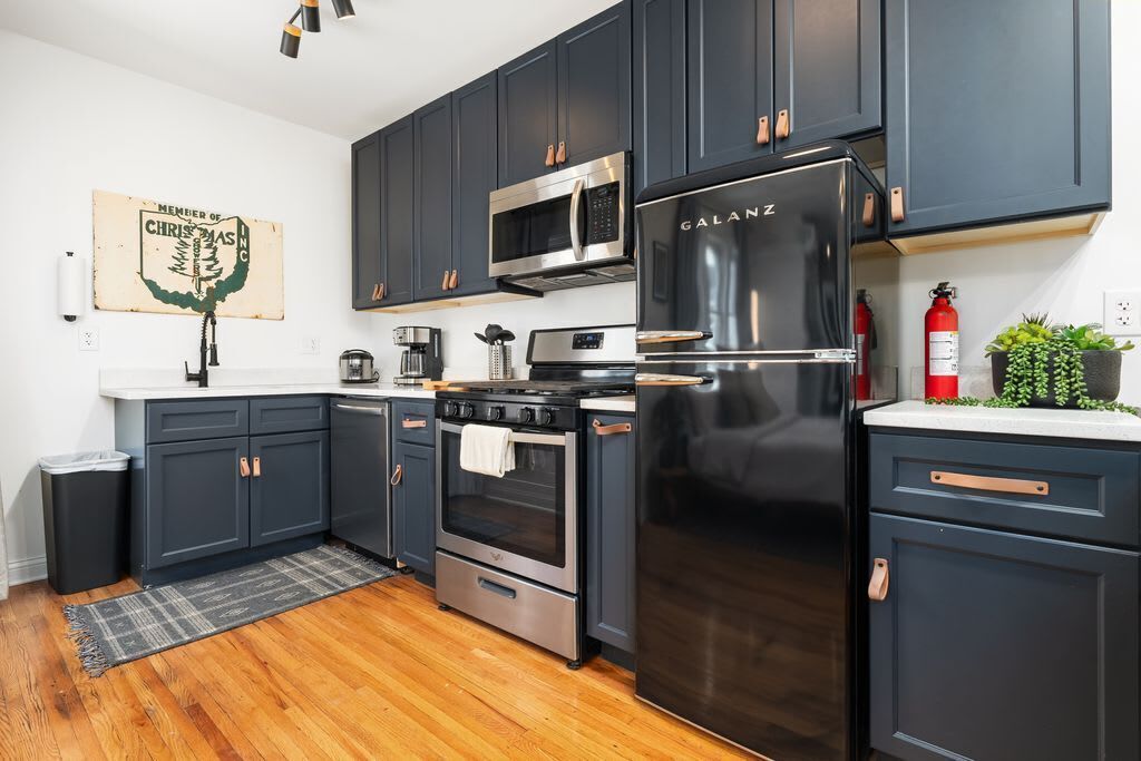 Frigorífic, placa de cuina i rentaplats 