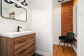 Shower, towels - Modern Studio in the heart of OSU campus (Columbus)