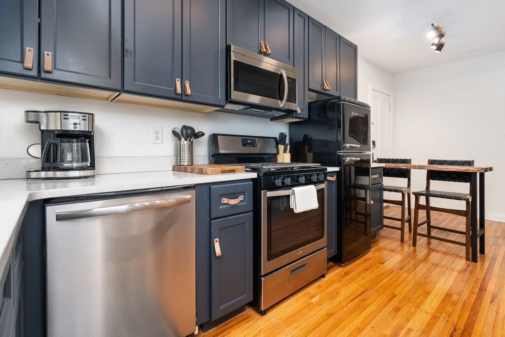 Frigorífic, placa de cuina i rentaplats 