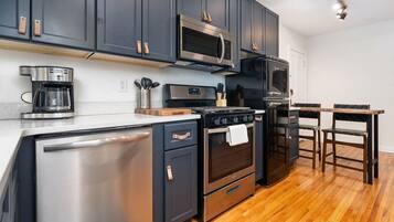 Frigorífic, placa de cuina i rentaplats