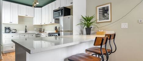 Réfrigérateur, four à micro-ondes, surface de cuisson, lave-vaisselle