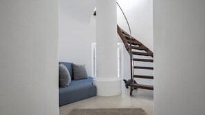 Un escalier avec une rampe en bois menant à un palier.